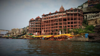 photo-1638814175187-bef04bac8f6e